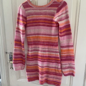 Klänning  - Säljer denna jättefina klänningen, köpt på Tise💓 men passade inte mig riktigt 