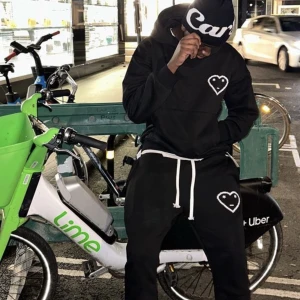 Carsicko tracksuit - Tja! Säljer denna feta tracksuit ifrån carsicko. Det är den första modellen som släpptes som inte går att få tag på längre. Helt oanvänd! Säljer då det inte är min stil längre. Nypris 2500kr. Kan gå ned i pris vid snabb affär🙌🏽