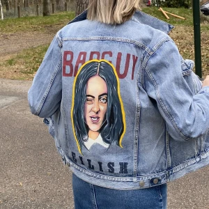 Handmålad jeansjacka - En handmålad billie Eilish inspirerad jeansjacka med vattentålig färg. Perfekta jackan för att festa till vilken outfit som helst☺️ vid intresse av egen målad jacka i annan design, skriv till mig privat