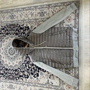 Moncler cardigan  - Det står xl i jackan men den passar folk som har L eller M bättre.  Den är använd några gånger men det har inte uppståt några defekter på jackan, så conditon skulle jag säga är 9/10 till 10/10  Tyvärr medföljer inga äktenhetsbevis, tappade bort dem. 