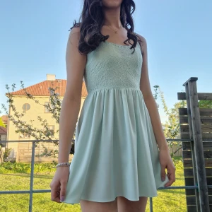 Mintgrön klänning - Jättesöt klänning som jag hade på en skolavslutning. Är 178 cm