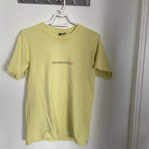 Stussy tröjan storlek:S färg gul pris 300 skick/ 6/10 liten blå fläck på ryggen