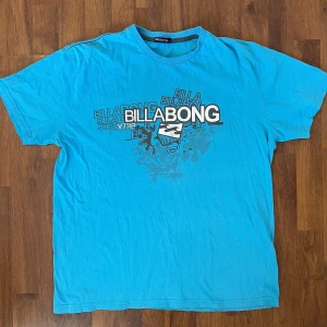 Billabong  - Säljer en Billabong tisha. Supercool. Sitter som en L. Köpare står för frakt🪁
