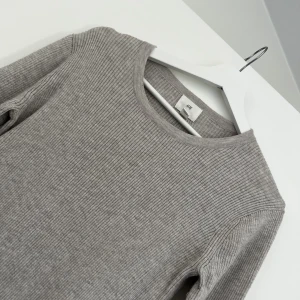 Beige midi-klänning från H&M - Beige, ribbstickad klänning från H&M. Strl L, men passar även M. Använd ett fåtal gånger. Pris, 300kr. Kan skickas mot frakt, alt hämtas i Malmö. 