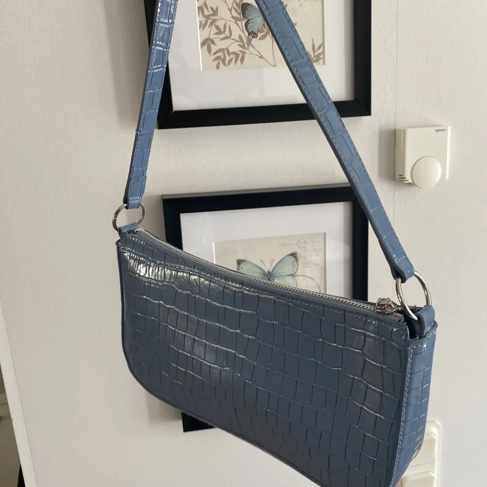 Superfin ljusblå handväska från DIVIDED (H&M) som knappt har hunnit komma till användning. Jättebra skick, däremot är kedjan lite trög (men den går att stänga)🫶. Väskor.