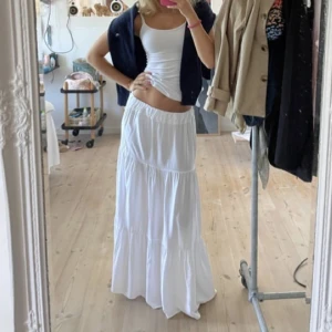 Lång vit kjol  - Säljer denna otroligt fina och trendiga kjol! Precis köpt därav pris lapp kvar. Säljer pga att den är lite för kort för mig, jag är 165. Första bild lånad, frakt tillkommer!🩷