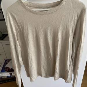 Jättefin tröja från Cubus ”premium collection” av 100% linne material! Köpte den i slutet av förra sommaren, och den har aldrig kommit till användning, därav sitter prislappen kvar. Jätteskönt material att ha på sig en sval sommardag!🫶🌸