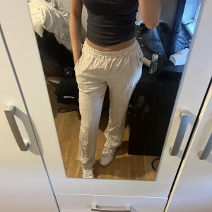 Linnebyxor - Lågmidjade beigea linnebyxor. Använda fåtal gånger, säljer då de är för små för mig. Köpte på chelsea för 400kr, säljer för 200. Jag är 170cm💖