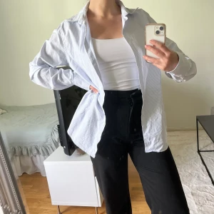 BERKELEY skjorta - Vit skjorta med ljusblå ränder från Berkeley. Storlek XL men sitter lagom over sized på mig som normalt har storlek S. Gula fläckar på insidan av armhålan men det är inget som syns på utåt. Som ny på utsidan.