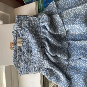 Fin kjol - Säljer min älskade favvo kjol. Denna är verkligen en av dem finaste kjolarna jag ägt. Så fin och även så somrig. Men behöver tyvärr rensa ut den. Är i super bra skick, som ny. Köpte på Zalando för 450kr. Säljer för 250kr, men diskuterbart❤️