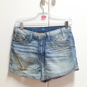 Levis shorts - Ett par shorts från levis som aldrig har använts. De brun/gröna fläckarna är självaste stilen.