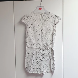 Sommarklänning - Omlott romper från Lindex, tunt material så jättebra för sommaren.