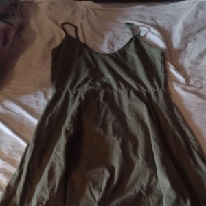 Klänning - För liten i bysten för det mesta och använder den aldrig längre, men fin och bra kvalitet. 