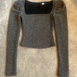 Topp - Hej! Säljer denna fina blus beroende på att den ej kommer till användning💕