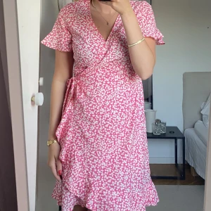 Rosa klänning - Söt blommig klänning från vero moda, använd fåtal gånger. Ej genomskinlig💓