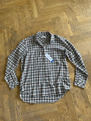 Samsøe Samsøe Skjorta - Model: Damon X Shirt. Bomulls Skjorta/Overshirt från Samsøe Samsøe. Otroligt mjuk o skön i tyget och att ha på sig. Perfekt plagg för sommaren. Helt ny och aldrig använd med etiketter kvar. Nypris 1100kr. Skriv om ni har några frågor!