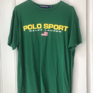 Ralph Lauren t-shirt  - så fin grön färg på denna ralph lauren t-shirt, köpte här på plick men har inte kommit till användning 
