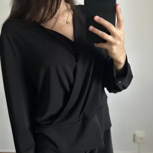 Bluse  - En fin bluse som är jätte fin men kommer inte till användning pga den är för stor för mig