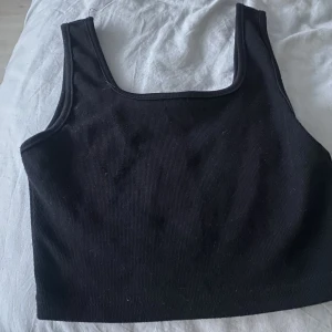 Topp - Topp som är urringad likadant på fram och baksida💖S, 30kr