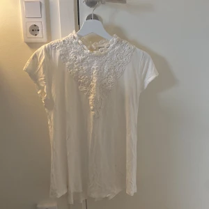 Vit T-shirt med mönster - Vit T-shirt med mönster, aldrig använts, storlek S, lager 157. Varan visar inget tecken på användning! 