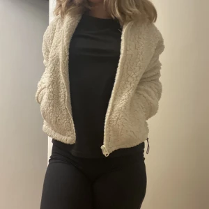 HÖSTJACKA I TEDDY MATERIAL - Inköp från HM för något år sedan, säljer den eftersom den inte kommer till användning 💗💐