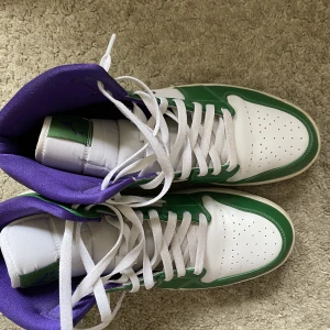 Jordan 1 - Air Jordan 1 i mycket fint skick. Storlek 46. Säljs på farfetch för 4815kr.