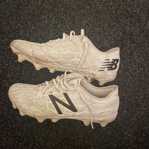 New balance Visaro - Fotbollsskor från new balance.  Smutsiga på bild men kan tvättas av först. Dom är väldigt vita egentligen.  Storlek 42 Bra skick 