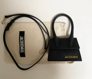 Jacquemus Väska - Le Chiquito - Jacquemus le Chiquito, den minsta modellen. Dustbag och axelband medföljes. Har vissa tecken på användning på bokstäverna och knappen, därav priset.   Väskan finns i Uppsala men jag kan skicka om köparen står för frakten. ☺️