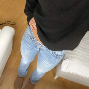Super fina lågmidjade Levis jeans i modell 715 bootcut. Storlek 24. 100kr+frakt 