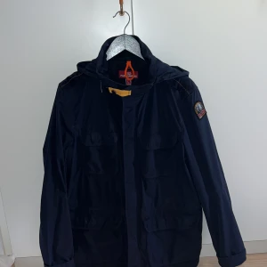 Parajumper windbreaker  - En elegant windbreaker med fya fickor , med en tunn luva som man kan vika fran enkelt och sedan vika undan på samma sätt. En riktigt bra höst jacka! Köptes för 5000kr nu säljer jag den för endast 2000kr pris kan diskuteras 