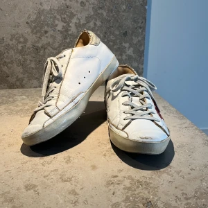 Golden goose  - Hej.Säljer nu mina golden goose skor dom är i bra skick har någon skada inga frågor är dumma 