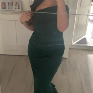 Grön klänning  - En grön supersnygg klänning. Använt 1 gång  Stretchig 