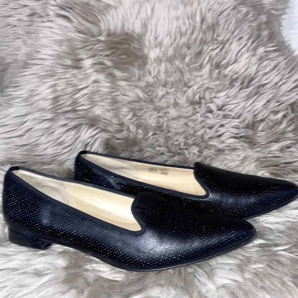 Classic Brunate Loafers (Original) - Real leather. Comfortable and Elegant. Good for pants, dresses, autumn and summer wear. Made in Italy. Colour: Black. Great condition. Size is custom 37,5 but I am a 38 and I can wear them easily.. Skor.