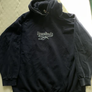 Reebok hoodie - En riktigt fin reebok hoodie i färgen mörkblå
