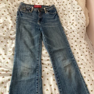 y2k söta jeans  - supersöta jeans köpts från vinted, säljer eftersom de var för små har alltså bara provat de en gång <3  st 26 W 29 length?? de är perfekt långa går någon som är ganska kort (jag är 156cm)