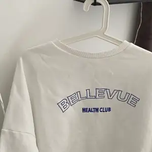 Fin sweatshirt från Nelly! Är lite oversize i modellen men inte överdrivet. Aldrig använd men ingen prislapp.   Nypris 299:- 