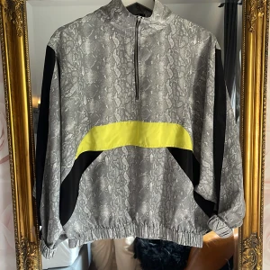 Träningsjacka - Från ginatricot, väldigt oversized. Strl S❤️aldrig använd 