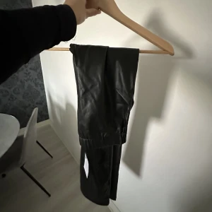 Skinbyxor med slits! - Aldrig använda. Är i L men lite liten i storlek! 