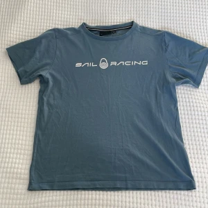  Sail Racing t shirt! - Petroleum Blå sail racing t shirt i ny skick. Storlek 150 i barn men motsvarar ca storlek xs💗