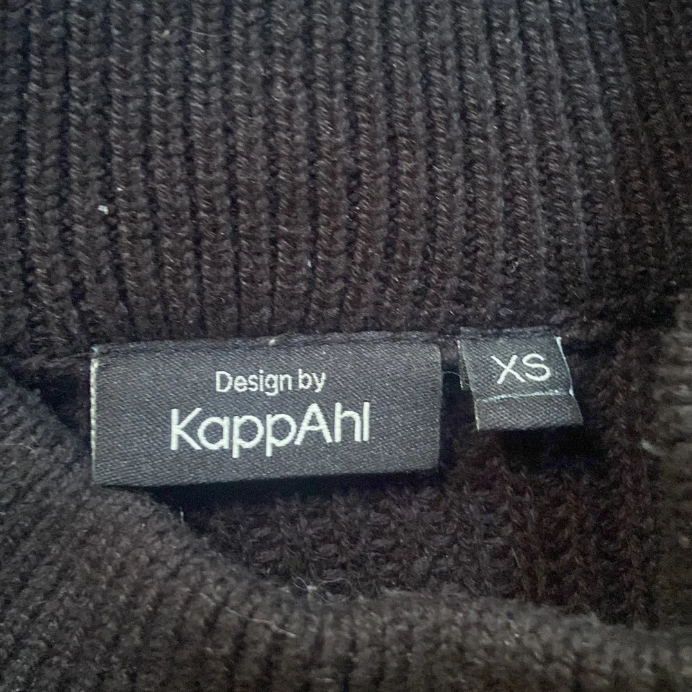 Säljer min randiga stickade tröja från Kappahl då den inte kommer till användning❤️Den är i nyskick och har bara använts 2 gånger. Går ut i armarna och har slits längs ner på tröjan. Köpt för 500kr❤️. Stickat.