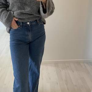 Säljer dessa snygga jeans från Monki. Jag är 166 cm lång.