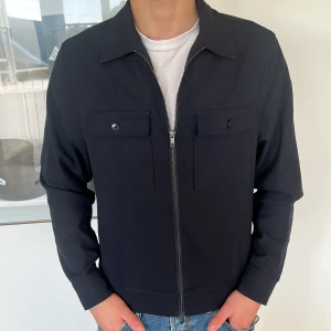 RILEY OVERSHIRT  - Overshirt från Riley - Storlek : 48 - Overshirten är i väldigt fint skick - pris : 499 sek - Nypris : 1499 sek  