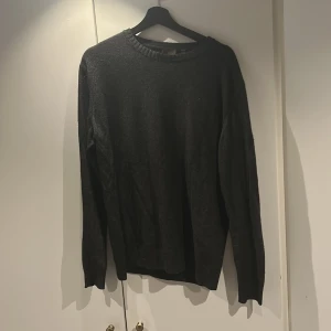 Oscar Jacobson  - En stickad tröja från Oscar Jacobsson Skick 9/10✅ Storlek L Köpt för 1300kr på Oscar Jacobsson Skriv vid minsta fundering eller fråga ✅👍🙌 