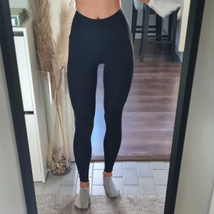 Gymshark scrunch bum gymtights - Gymshark scrunch bum gymtights. I använt men bra skick, har fickor och sitter så snyggt runt midja och rumpa.