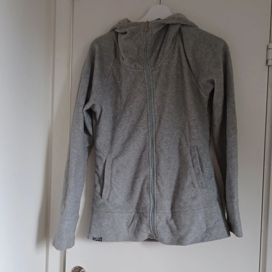 Fleece med luva och hög krage