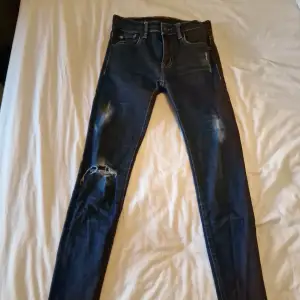 Fina jeans, slimmad modell,smala benslut. Slitningarna har jag gjort själv.