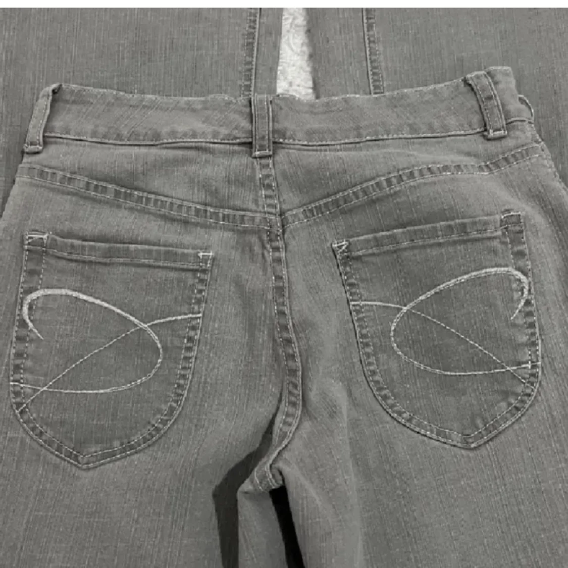 Gråa bootcut jeans! - 91