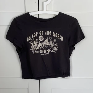 H&M - Gullig oanvänd kort t-shirt med tryck. hör av dig om du vill ha fler bilder eller om du har några funderingar💝
