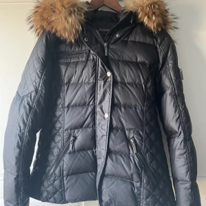 Jacka från Rock’n Blue - Strl 40 men mer som en 38/medium. Jättefin äkta pälskrage. Längd till höften. Jättefint skick!