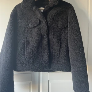 Svart ”teddyjacka” från NAKD - Strl 32 men mer som en XS/S. Fint skick! Tjock och mysig jacka.